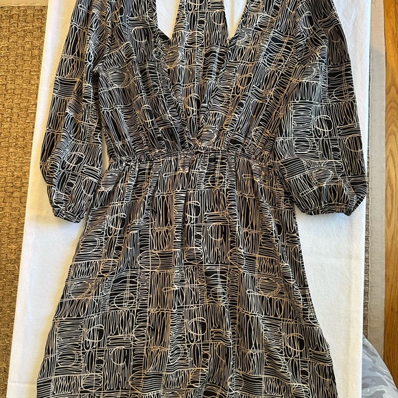 Short dress - back is cut out - Picture 4 of 6